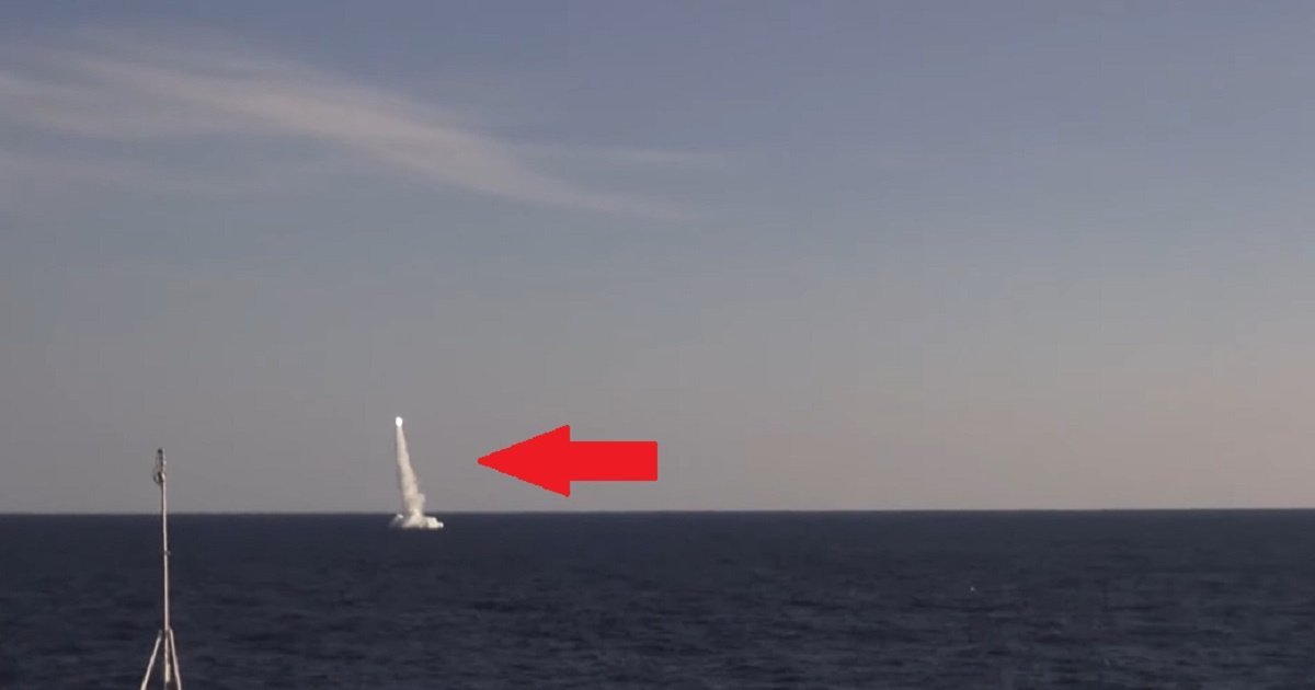 Ракета «Калибр» взмыла в воздух из-под воды (видео)