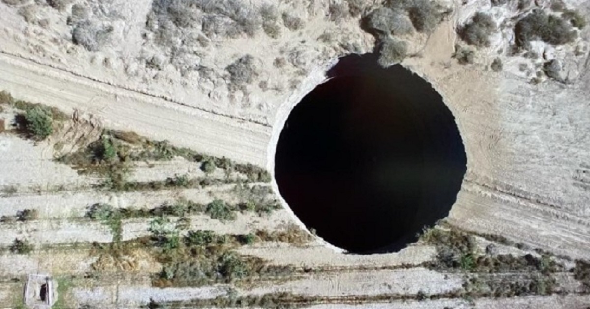 В Чили появилась огромная дыра в Земле